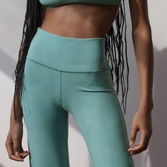 Aritzia TNABUTTER Atmosphere Hi-Rise 7/8 Legging in Yucca Green - Picture 1 of 6